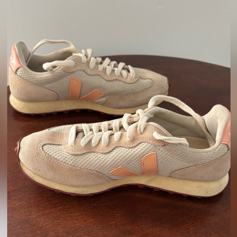 Veja women’s shoe size 7 - Picture 2 of 8